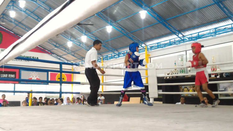 Salah satu pertandingan tinju yang digelar di Medan, Sumatera Utara, sebelum pandemi Covid-19. Copyright: © Aldi Aulia Anwar/INDOSPORT