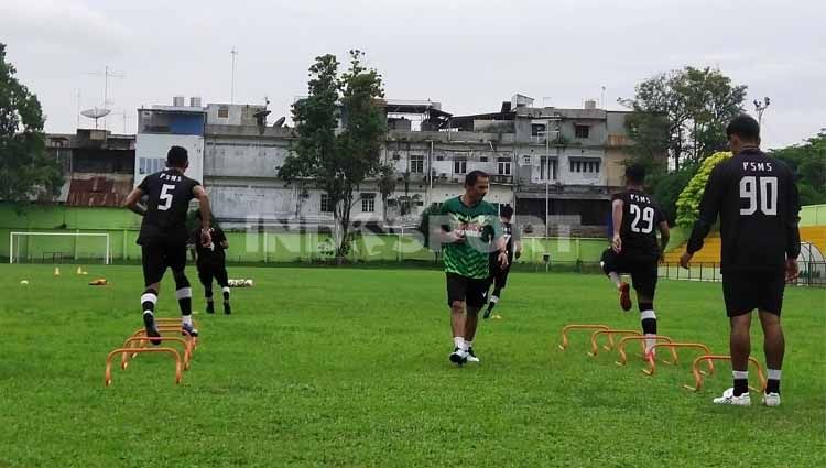 Klub Liga 2 2020, PSMS Medan, kembali menjalani latihan tim rutin mereka di komplek Stadion Kebun Bunga, Medan, Jumat (12/6/20) petang. Copyright: © Aldi Aulia Anwar/INDOSPORT
