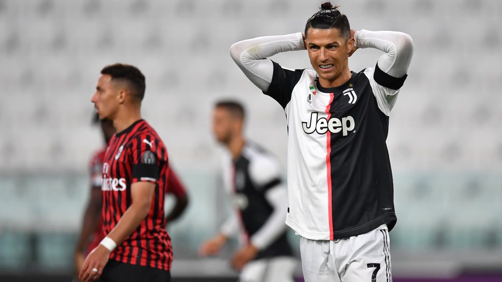 Ekspresi kekecewaan Cristiano Ronaldo usai gagal mencetak gol di semifinal Coppa Italia antara Juventus vs AC Milan. Copyright: © Valerio Pennicino/Getty Images