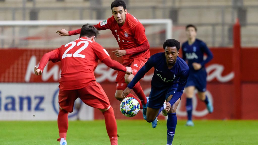 Baru-baru ini wonderkid buangan Chelsea yang saat ini berseragam Bayern Munchen, Jamal Musiala (tengah) mencatatkan rekor. Copyright: © TF-Images/Getty Images