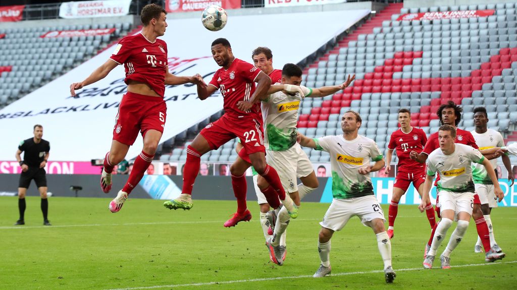 Aksi Benjamin Pavard saat melakukan sundulan bola di laga Bayern Munchen vs Borussia Monchengladbach Copyright: © Alexander Hassenstein/Getty Images