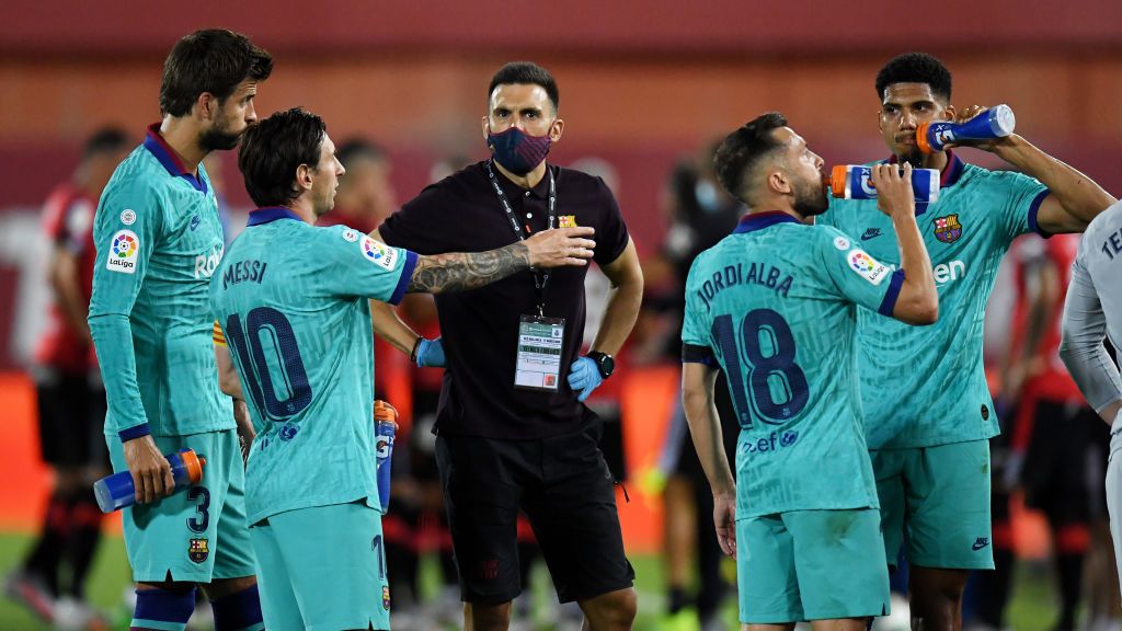 Ronald Araujo (paling kanan) bersama skuat Barcelona beristirahat sejenak saat melawan Real Mallorca Copyright: © David Ramos/Getty Images