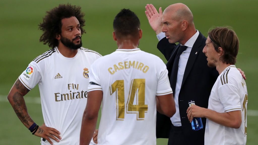 Bintang Real Madrid, Casemiro mengaku terkadang masih grogi berbincang dengan sang pelatih, Zinedine Zidane. Copyright: © Gonzalo Arroyo Moreno/Getty Images