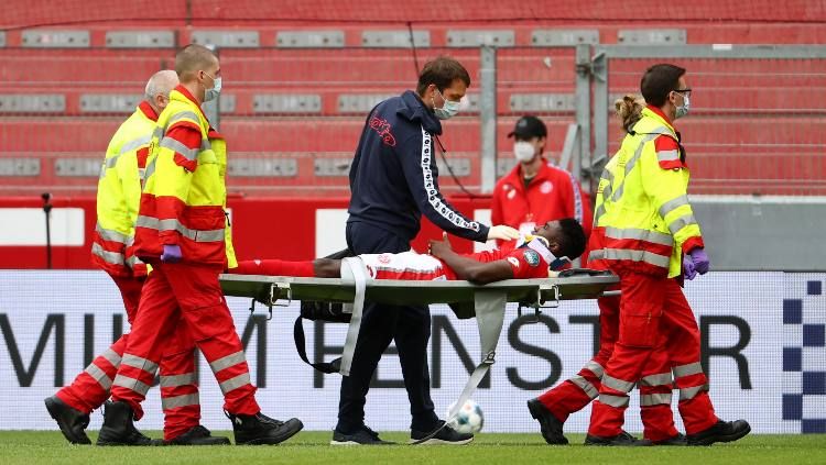 Taiwo Awoniyi mengalami insiden di laga Bundesliga, Mainz vs Ausburg. Copyright: © Pool/Kai Pfaffenbach/Pool via Getty Images