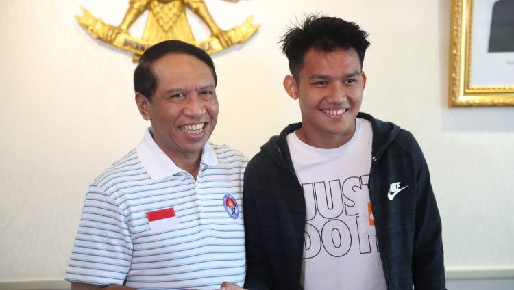 Menpora Zainudin Amali (kiri) dan pemain timnas Indonesia U-19, Witan Sulaeman (kanan). Copyright: © Putra/kemenpora.go.id