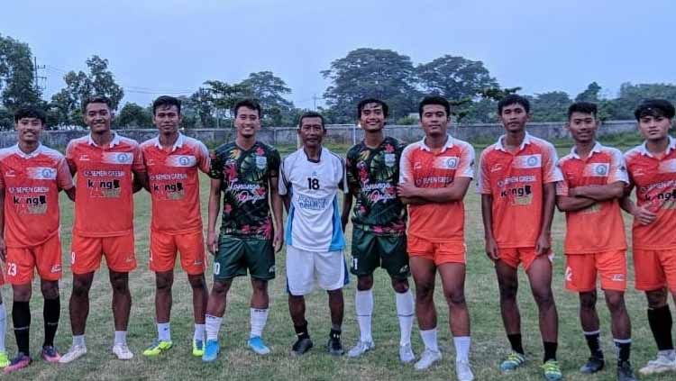 Ali Sunan (baju putih) yang masih aktif melatih ketika bersama anak asuhnya di Tuban. Copyright: © Alvin/INDOSPORT