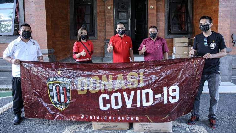 Penyerahan donasi masker dari Bali United pada Pemkab Jembrana, Senin (15/6/20). Copyright: © Bali United