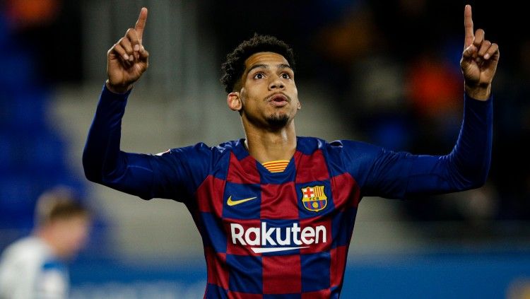 Dua raksasa Liga Inggris, Manchester United dan Chelsea, dikabarkan siap saling sikut demi bintang muda Barcelona, Ronald Araujo, di bursa transfer. Copyright: © Xavier Bonilla/NurPhoto via Getty Images