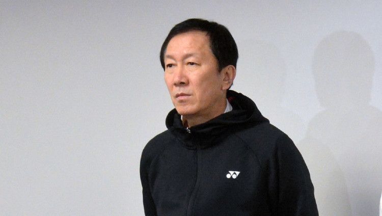 Media China menyoroti misi berat dari Kepala Pelatih Jepang Park Joo-bong yang kontraknya resmi diperpanjang oleh Asosiasi Bulutangkis Jepang (NBA). Copyright: © The Asahi Shimbun via Getty Images