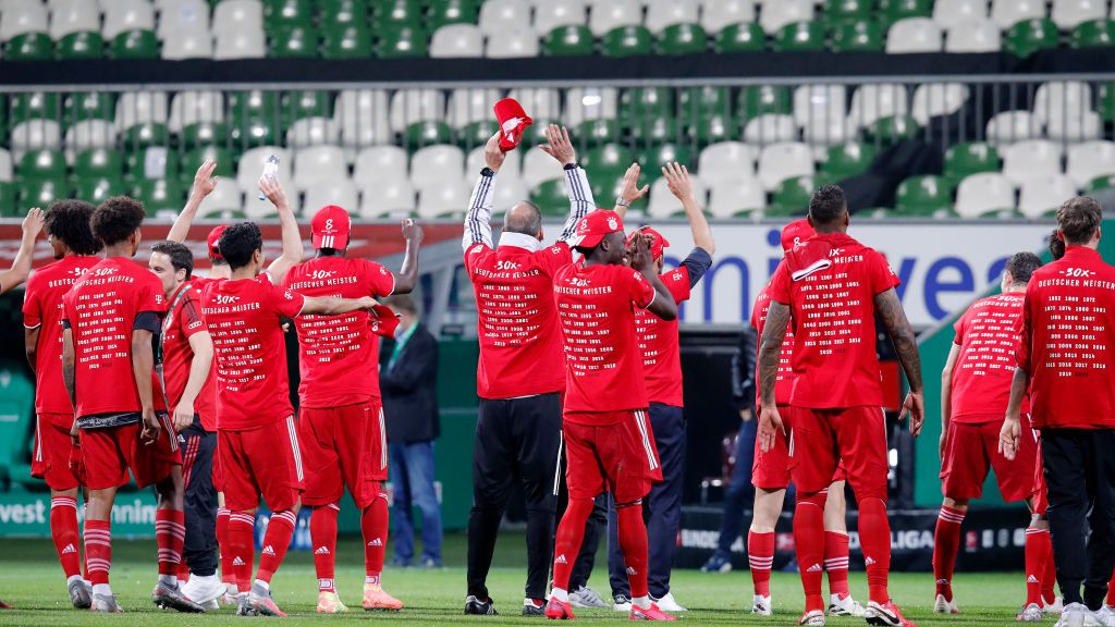 Skuat Bayern Munchen merayakan gelar juara ke tribun tanpa penonton Copyright: © M. Donato/FC Bayern via Getty Images