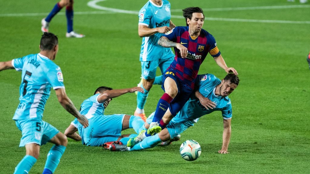 Lionel Messi dijaga ketat dalam laga Barcelona vs Leganes Copyright: © Marc Gonzalez Aloma / AFP7 / Europa Press Sports via Getty Images