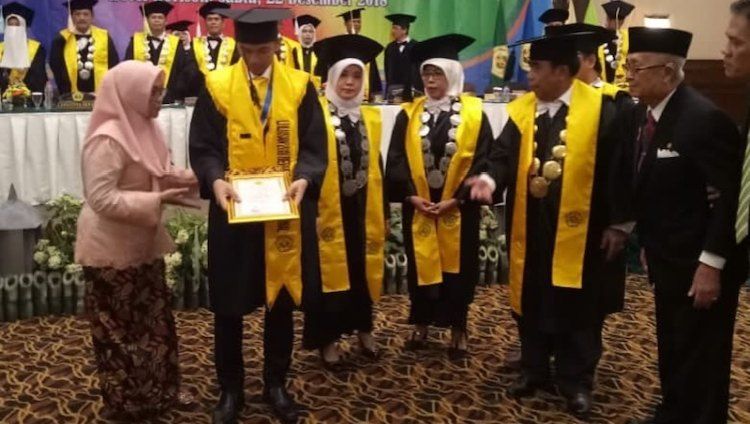 Berikut ini ada 5 pebulutangkis profesional Indonesia yang bergelar sarjana alias tak melupakan dunia pendidikan dalam berkarier. Copyright: © uniba.ac.id