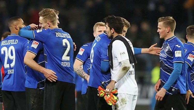 Berikut ini sekilas profil Arminia Bielefeld, klub yang sempat terlibat match fixing (pengaturan skor pertandingan) dan kini promosi ke Bundesliga. Copyright: © Twitter/@VfLBochum1848EN