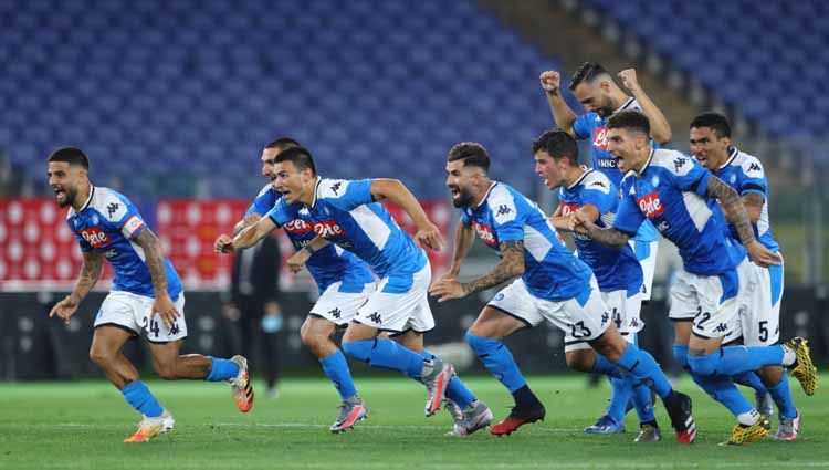 Selebrasi pemain Napoli melampiaskan kegembiraannya usai memenangkan adu penalti melawan Juventus di Coppa Italia. Copyright: © Matteo Ciambelli/NurPhoto via Getty Images