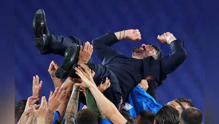Selebrasi pemain Napoli melampiaskan kegembiraannya dengan mengangkat pelatih Gennaro Gattuso usai menang dengan adu penalti melawan Juventus di Final Coppa Italia 2019/20.  Copyright: © Matteo Ciambelli/NurPhoto via Getty Images