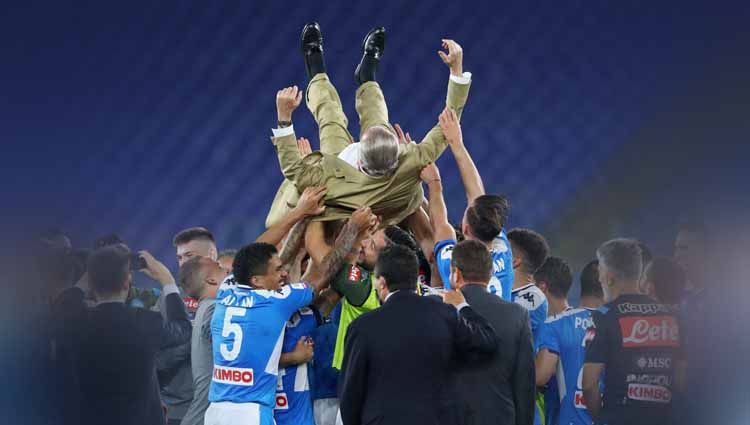 Aurelio De laurenti pemilik Napoli, juga tak luput diangkat oleh para pemain Napoli usai juara Coppa Italia. Copyright: © Matteo Ciambelli/NurPhoto via Getty Images