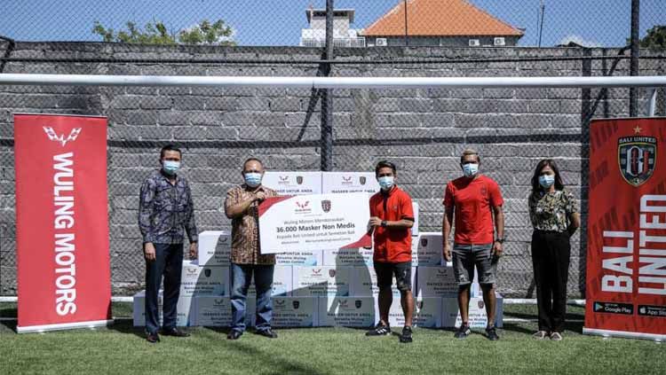 Klub Liga 1 Bali United mendapat dukungan sponsor dalam donasi masker non medis untuk memerangi persebaran virus corona. Copyright: © Ofisial Bali United