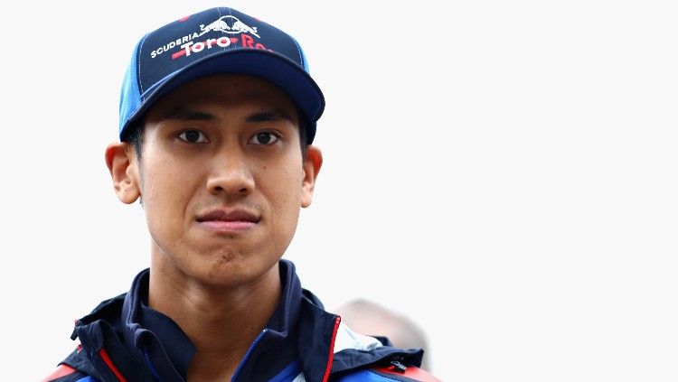 Pembalap Indonesia, Sean Gelael, terlihat cantik dan manglingi saat menjajal filter mengubah wajah di Face App. Copyright: © Mark Thompson/Getty Images