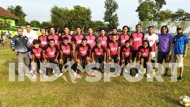 Laga amal antara Solo All Star melawan Karangayar All Star dibanjiri penonton lantaran ada bintang-bintang Liga 1, termasuk Persebaya Surabaya dan Arema Malang. Copyright: © Ronald Seger Prabowo/INDOSPORT