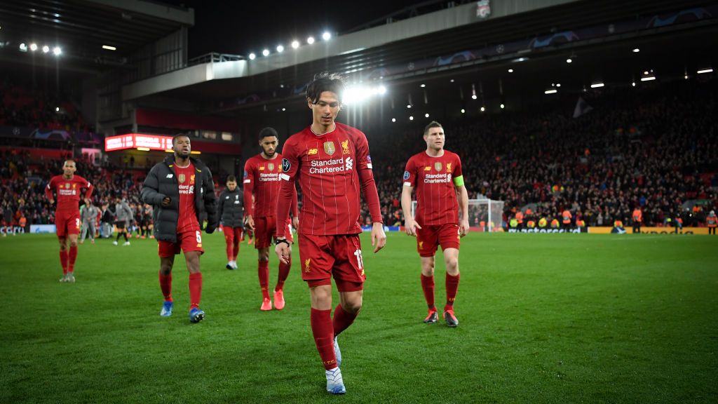 Skuat Liverpool tertunduk lesu usai kalah dari Atletico Madrid Copyright: © Michael Regan - UEFA/UEFA via Getty Images