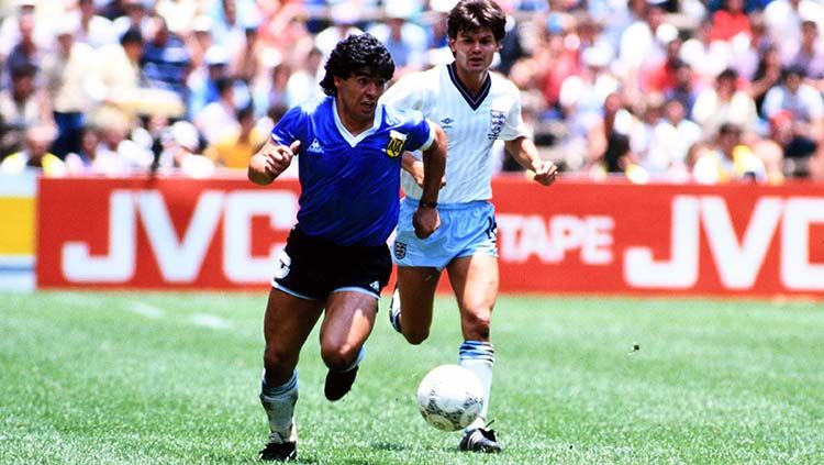 Diego Maradona (kiri) menggiring bola pada laga Argentina vs Inggris di babak perempatfinal Piala Dunia 1986. Copyright: © Etsuo Hara/Getty Images