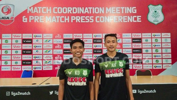 Dua pemain PSMS asal Riau, Ramadhani (kiri) dan Ari Hermawan (kanan), telah gabung latihan tim PSMS. Copyright: © Aldi Aulia Anwar/INDOSPORT