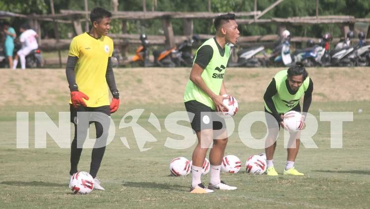 Kiper muda klub Liga 1 PSS Sleman, Dimas Fani Firmansyah (kiri). Copyright: © Ronald Seger Prabowo/INDOSPORT