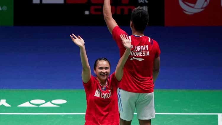 Detik-detik smash keras dari pebulutangkis ganda campuran Melati Daeva Oktavianti memperdaya wakil Jepang yang terkenal dengan defensenya, Yuta Watanabe. Copyright: © Morgan Harlow/PA Images via Getty Images