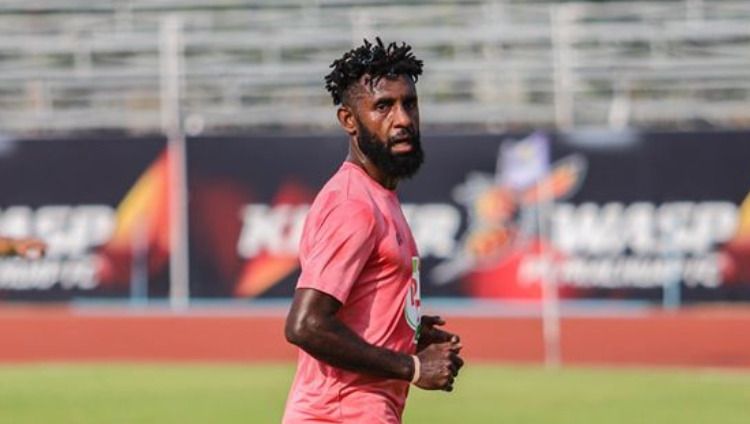 Pemain PT Prachuap FC asal Indonesia Yanto Basna. Copyright: © Facebook/PrachuapFc2011