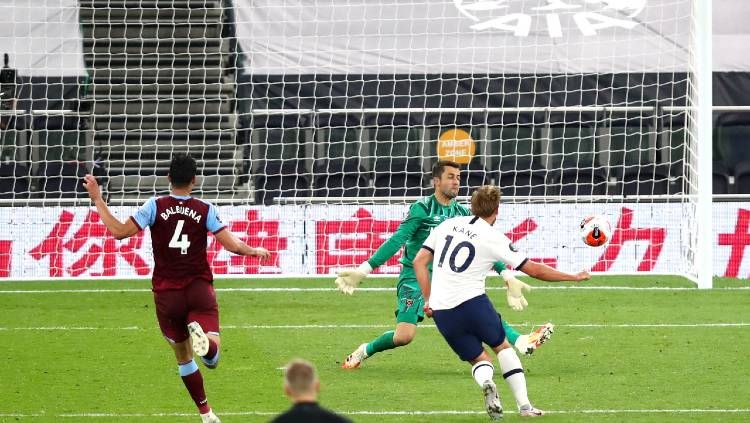 Harry Kane mencetak gol pada pertandingan Liga Inggris antara Tottenham Hotspur vs West Ham, Rabu (24/06/20) dini hari WIB. Copyright: © Julian Finney/Getty Images