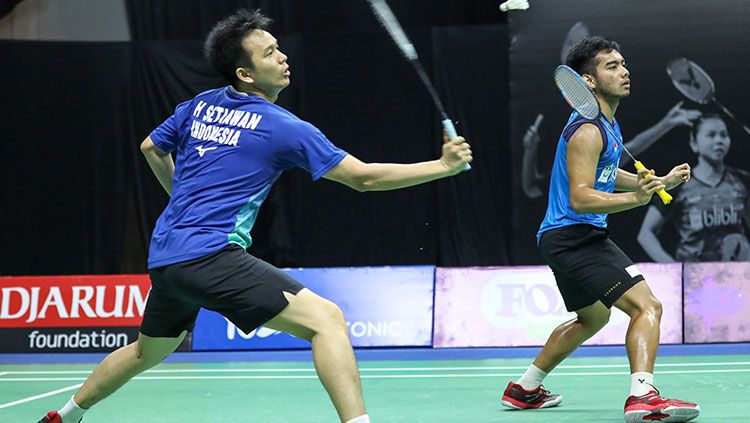 Kisah unik Pramudya Kusumawardana yang bela-belain sampai mencuci legenda ganda putra Indonesia, Hendra Setiawan saat bermain di Mola TV PBSI Home Tournament. Copyright: © Badminton Indonesia