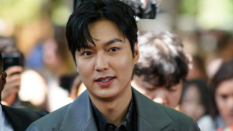 Aktor Korea Selatan, Lee Min Ho, yang pernah bermimpi sebagai pesepakbola. Copyright: © Edward Berthelot/Getty Images
