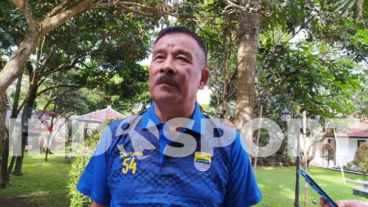 Komisaris PT Persib Bandung Bermartabat (PBB), Umuh Muchtar, menanggapi bocoran jadwal kick off kompetisi Liga 1 2020 yang akan digulirkan kembali. Copyright: © Arif Rahman/INDOSPORT