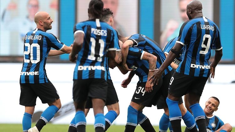 Perayaan gol Cristiano Biraghi dalam pertandingan Serie A Italia antara Inter Milan vs Sassuolo, Kamis (25/06/20). Copyright: © Emilio Andreoli/Getty Images