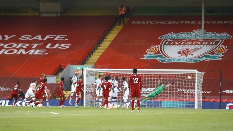 Di tengah euforia juara Liga Inggris, Liverpool melepas salah satu pemainnya, Nathaniel Clyne. Copyright: © Phil Noble/Pool via Getty Images