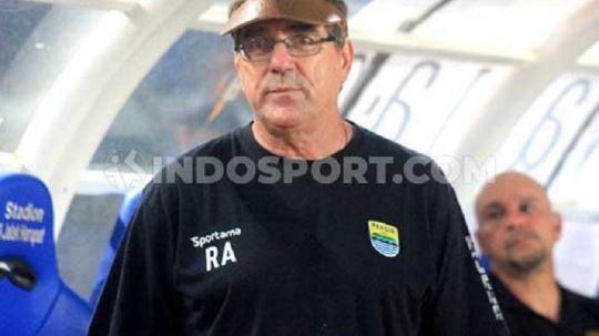 Nama juru taktik Persib Bandung, Robert Rene Alberts, mendadak muncul sebagai kandidat pelatih Timnas Indonesia pengganti Shin Tae-yong. Copyright: © Arif Rahman/INDOSPORT