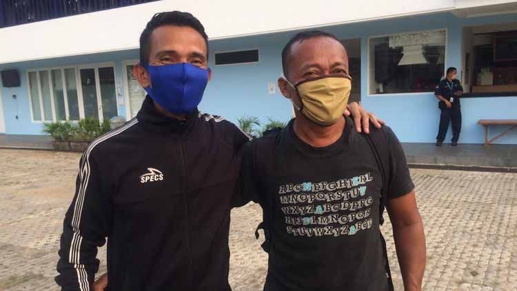 Nusur Fadillah (masker biru), salah satu wasit di Liga 1 2020 menceritakan kehidupannya sehari-hari selama kompetisi ditunda karena pandemi virus corona. Copyright: © Zainal Hasan/Indosport