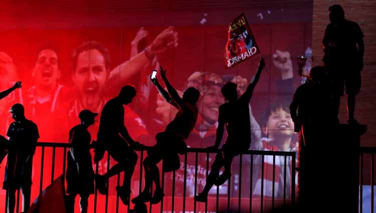 Fan Liverpool merayakan di luar Anfield, Liverpool. Copyright: © Martin Rickett/PA Images via Getty Images