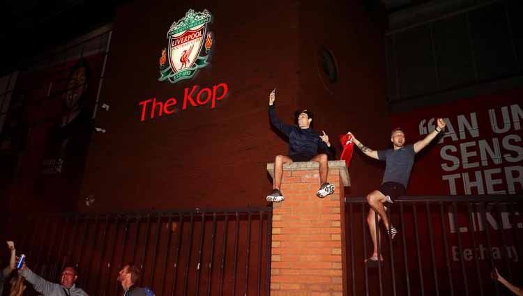 Jika para fans Liverpool terlihat beramai-ramai selebrasi juara Liga Inggris di tengah corona, mereka bisa saja diamankan polisi. Copyright: © Martin Rickett/PA Images via Getty Images