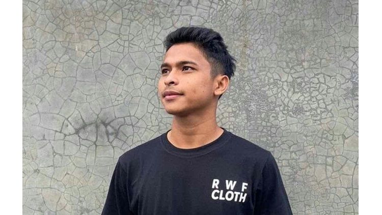 Gelandang sayap PSS Sleman, Irkham Zahrul Mila, membuka bisnis clothing atau pakaian dengan nama RWF Cloth. Copyright: © Dok. Pribadi