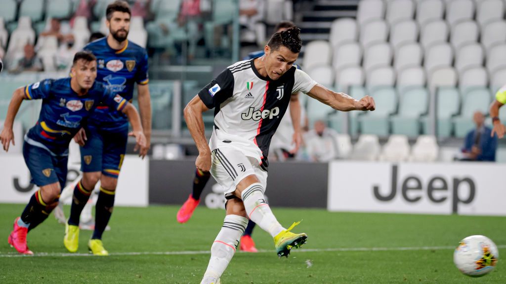 Cristiano Ronaldo mencetak gol lewat penalti di laga Juventus vs Lecce Copyright: © Mattia Ozbot/Soccrates/Getty Images