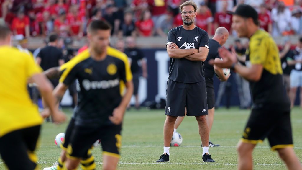 Pelatih Liverpool, Jurgen Klopp, saat melihat skuat Borussia Dortmund berlatih Copyright: © Matthew Ashton - AMA/Getty Images