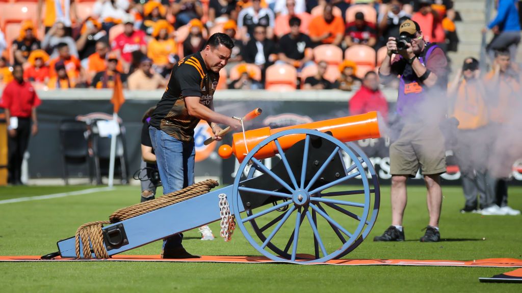 Oscar De La Hoya saat memperkenalkan klub sepak bola yang ia miliki, Houston Dynamo Copyright: © Leslie Plaza Johnson/Icon Sportswire via Getty Images