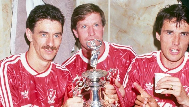 Sedikitnya ada 5 legenda top The Reds yang kampiun 1989-90 ternyata masih bisa melihat Liverpool kembali juara Liga Inggris. Siapa saja mereka? Copyright: © Liverpool FC via Getty Images