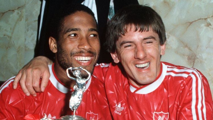 Dua pemain Liverpool John Barnes dan Peter Beardsley saat juara Liga Inggris 1989-90. Copyright: © Bob Thomas Sports Photography via Getty Images