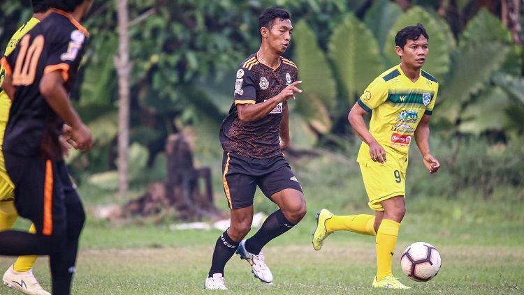 Pemain muda PSIS Semarang, Andreas Chrismanto Ado (kaos hitam) saat membawa bola dan dibayangi M. Nasuha (kaos kuning). Copyright: © Dok. Pribadi