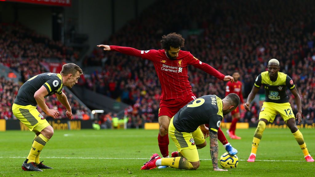 Duel Mohamed Salah vs Danny Ings di laga Liverpool vs Southampton Copyright: © Robbie Jay Barratt - AMA/Getty Images