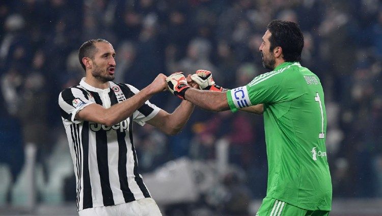 Dua pemain Juventus Giorgio Chiellini (kiri) dan Gianluigi Buffon (kanan). Copyright: © Valerio Pennicino - Juventus FC via Getty Images