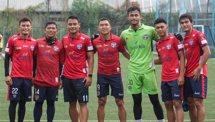 Bek Bali United, Dias Angga Putra bersama para pemain asal Bandung berlatih bersama sebagai persiapan menuju Liga 1 2020. Copyright: © Dok. Dias Angga