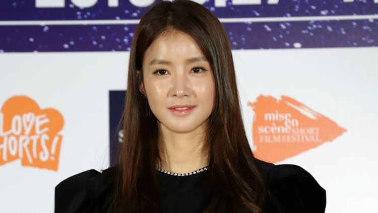 Artis Lee Si Young bikin takjub netizen saat mendaki gunung tertinggi Korea Selatan sembari menggendong anak. Copyright: © Han Myung-Gu/WireImage via Getty Images